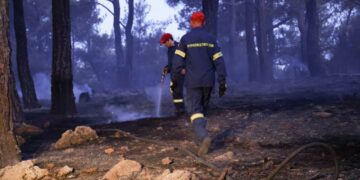 Φωτιά στη Σιταριά Φλώρινας, «σηκώθηκε» ελικόπτερο