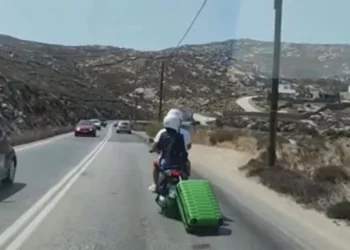 Μύκονος: Το ...τερμάτισε - Οδηγούσε σκούτερ και έσερνε βαλίτσα με ροδάκια