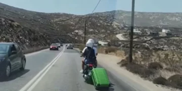 Μύκονος: Το ...τερμάτισε - Οδηγούσε σκούτερ και έσερνε βαλίτσα με ροδάκια