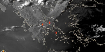 Οι δασικές πυρκαγιές της Δευτέρας κάλυψαν με καπνό τον ουρανό της Ελλάδας