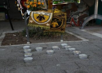 Οι φίλοι της ΑΕΚ αποχαιρετούν τον 22χρονο με κεράκια και πανό στο σημείο που δολοφονήθηκε (Βίντεο)