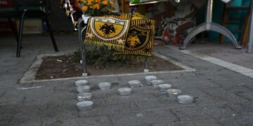 Οι φίλοι της ΑΕΚ αποχαιρετούν τον 22χρονο με κεράκια και πανό στο σημείο που δολοφονήθηκε (Βίντεο)