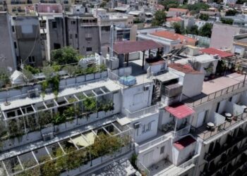 ΑΑΔΕ: "Ξεσκονίζει" 2.500 μεταβιβάσεις για πιστοποιητικά ΕΝΦΙΑ