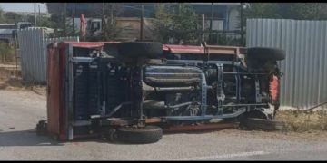 Ανετράπη φορτηγάκι - Τροχαίο ατύχημα, στο 1° χλμ. Εθνικής Οδού Κοζάνης – Λαρισας