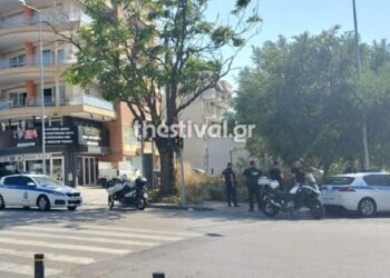 Συναγερμός στη Θεσσαλονίκη: Μεθυσμένος άνδρας βγήκε οπλισμένος στο μπαλκόνι (φωτο & video)