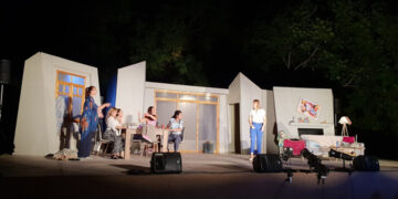 Το «Αταίριαστο ζευγάρι» παρουσιάστηκε στον κήπο του Αρχαιολογικού Μουσείου Αιανής