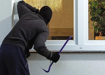 Κρυόβρυση: Άγνωστοι διέρρηξαν σπίτι για να κλέψουν και κατέληξαν να πίνουν μπύρες!