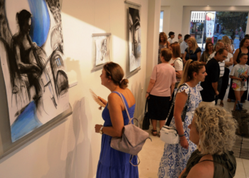 Δήμος Γρεβενών: Εγκαινιάστηκε η έκθεση «Πέρασμα στο Μαύρο-Μπλε» της Δήμητρας Λαμπρέτσα (Φωτογραφίες)