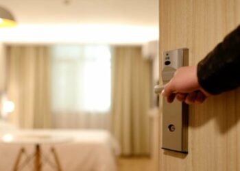 Κέρκυρα: Τρύπωνε σε δωμάτια τουριστών και τους ξάφριζε