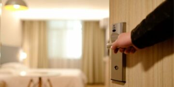 Κέρκυρα: Τρύπωνε σε δωμάτια τουριστών και τους ξάφριζε