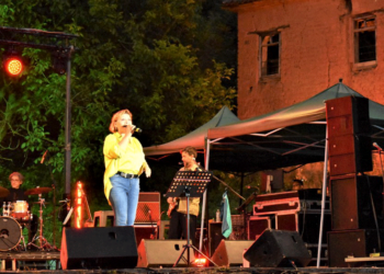 Εντυπωσίασε το κοινό η συναυλία της Γιώτας Νέγκα στον Άνω Κρανιώνα Καστοριάς