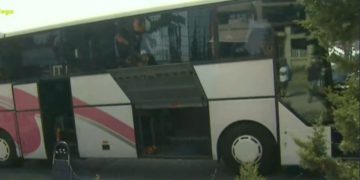 Έπιασε φωτιά "εν κινήσει" τουριστικό λεωφορείο - Πανικός στη Θεσσαλονίκη