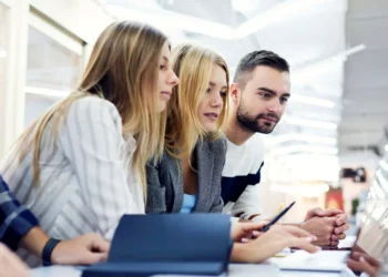 Νομοσχέδιο υπουργείου Εργασίας: Τι αλλάζει σε πρόστιμα, ψηφιακή κάρτα και ωράριο απασχόλησης