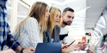 Νομοσχέδιο υπουργείου Εργασίας: Τι αλλάζει σε πρόστιμα, ψηφιακή κάρτα και ωράριο απασχόλησης