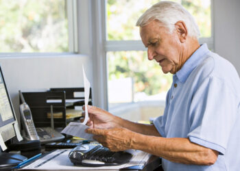 Εργαζόμενοι συνταξιούχοι: Άλλη παρακράτηση για μισθωτούς, άλλη για ελεύθερους επαγγελματίες