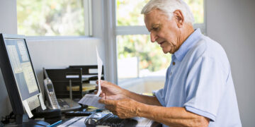 Εργαζόμενοι συνταξιούχοι: Άλλη παρακράτηση για μισθωτούς, άλλη για ελεύθερους επαγγελματίες