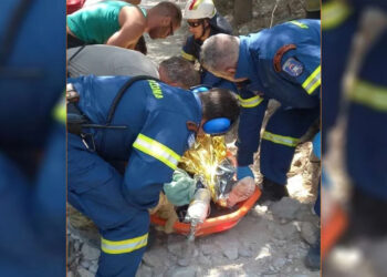 Εκκενώθηκε το φαράγγι της Σαμαριάς – Φωτογραφία από τη διάσωση του τουρίστα που ακρωτηριάστηκε μετά τον σεισμό