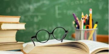 Φιλόλογος του Α.Π.Θ. παραδίδει μαθήματα