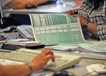 Φορολογικές δηλώσεις: Προθεσμία υποβολής μέχρι τις 3 το μεσημέρι