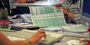 Φορολογικές δηλώσεις: Προθεσμία υποβολής μέχρι τις 3 το μεσημέρι