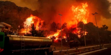 Αρχηγός Πυροσβεστικής για τις φωτιές: «Στα 32 χρόνια υπηρεσίας δεν έχω ζήσει παρόμοιες ακραίες συνθήκες»