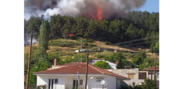 Μεγάλη φωτιά στο πευκόδασος Δεσκάτης Γρεβενών – Πάνω από σπίτια- Συναγερμός στην Πυροσβεστική -Επιχειρούν και 3 εναέρια μέσα