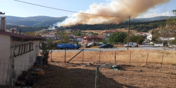 Φωτιά στη Δεσκάτη Γρεβενών: Στη μάχη και δύο καναντέρ – Κάηκαν ήδη 200 στρέμματα πευκοδάσους – Η κατάσταση αυτή τη στιγμή