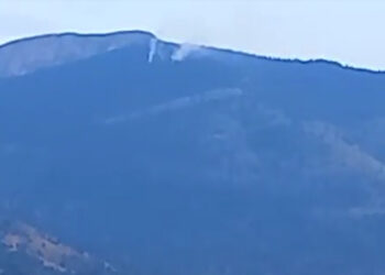 Πλάνα από τη φωτιά που καίει σε δασική έκταση στο Μεσόβουνο