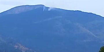 Πλάνα από τη φωτιά που καίει σε δασική έκταση στο Μεσόβουνο