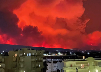 Φωτιές: Μάχη με τις φλόγες σε Ροδόπη, Καβάλα, Βοιωτία, Εύβοια, Κύθνο - Συνεχείς οι εκκενώσεις οικισμών
