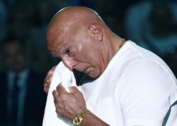 Νίκος Γκάλης: Αποθεώθηκε από 14.000 κόσμο, έκλαψε από συγκίνηση και είδε την φανέλα του να ανεβαίνει στην οροφή του ΟΑΚΑ