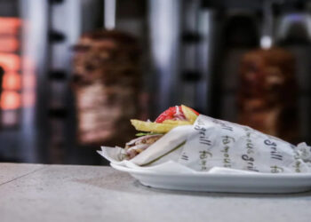 Πληρώνουμε τον κούκο αηδόνι για ένα… πιτόγυρο – Εξωφρενικές τιμές σε Αθήνα και νησιά