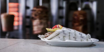 Πληρώνουμε τον κούκο αηδόνι για ένα… πιτόγυρο – Εξωφρενικές τιμές σε Αθήνα και νησιά