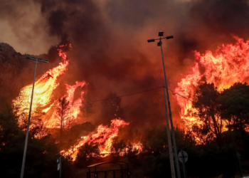Η Ελλάδα στις φλόγες: Τεράστια μάχη σε Πάρνηθα και Αλεξανδρούπολη, η κατάσταση με τη φωτιά σε όλα τα «μέτωπα»