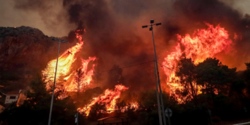 Η Ελλάδα στις φλόγες: Τεράστια μάχη σε Πάρνηθα και Αλεξανδρούπολη, η κατάσταση με τη φωτιά σε όλα τα «μέτωπα»