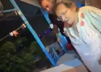 Συγκινητικό βίντεο: Ηλικιωμένη ήθελε να φτιάξει καφέ σε αστυνομικούς που την απεγκλώβισαν από το σπίτι της