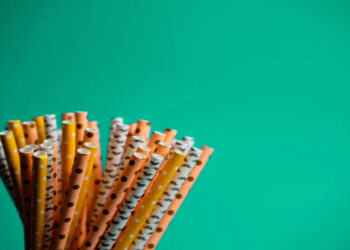 Ανατροπή με τα χάρτινα καλαμάκια, εντοπίστηκαν χημικές ουσίες