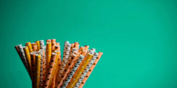 Ανατροπή με τα χάρτινα καλαμάκια, εντοπίστηκαν χημικές ουσίες