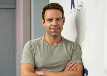 «Ώρα Κασσελάκη» στον ΣΥΡΙΖΑ: Όλη η διαδρομή από τις ΗΠΑ στην Κουμουνδούρου