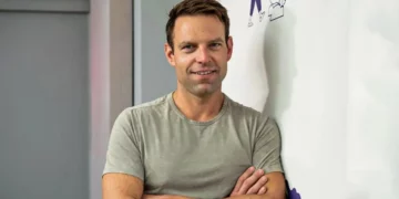 «Ώρα Κασσελάκη» στον ΣΥΡΙΖΑ: Όλη η διαδρομή από τις ΗΠΑ στην Κουμουνδούρου