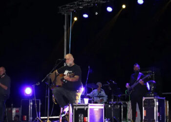 Μεγάλη επιτυχία στη συναυλία του Μπάμπη Στόκα στα Σέρβια