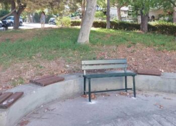 Η συγκινητική ιστορία πίσω από ένα παγκάκι στην Γλυφάδα