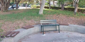 Η συγκινητική ιστορία πίσω από ένα παγκάκι στην Γλυφάδα
