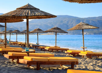 Χαλκιδική: Υπεύθυνος beach bar έδειρε ζευγάρι που ήθελε να καθίσει στην παραλία με πετσέτα – Στο νοσοκομείο 74χρονος