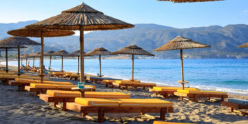 Χαλκιδική: Υπεύθυνος beach bar έδειρε ζευγάρι που ήθελε να καθίσει στην παραλία με πετσέτα – Στο νοσοκομείο 74χρονος