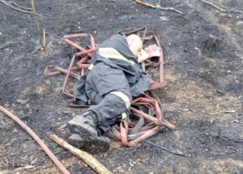 Συγκλονιστική εικόνα: Πυροσβέστης κοιμάται εξουθενωμένος στο χώμα μετά από μάχη με τη φωτιά στον Έβρο