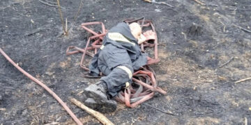 Συγκλονιστική εικόνα: Πυροσβέστης κοιμάται εξουθενωμένος στο χώμα μετά από μάχη με τη φωτιά στον Έβρο