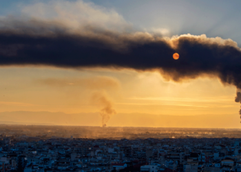 Πόσο επιβλαβής είναι ο καπνός από τις πυρκαγιές: Τι προκαλεί στους πνεύμονες και το ανοσοποιητικό - Ποιος κινδυνεύει περισσότερο;
