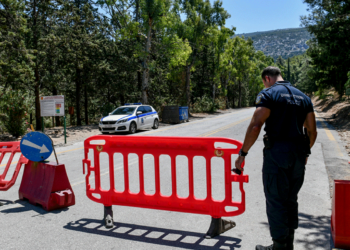 Προσπαθούσαν να ανέβουν στην Πάρνηθα με 19 αναπτήρες και 2 σπρέι οι συλληφθέντες στο Μενίδι