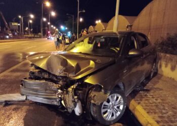 Τροχαίο ατύχημα με ΙΧ στην είσοδο της Πτολεμαΐδας – Ξεριζώθηκε κολώνα φωτισμού